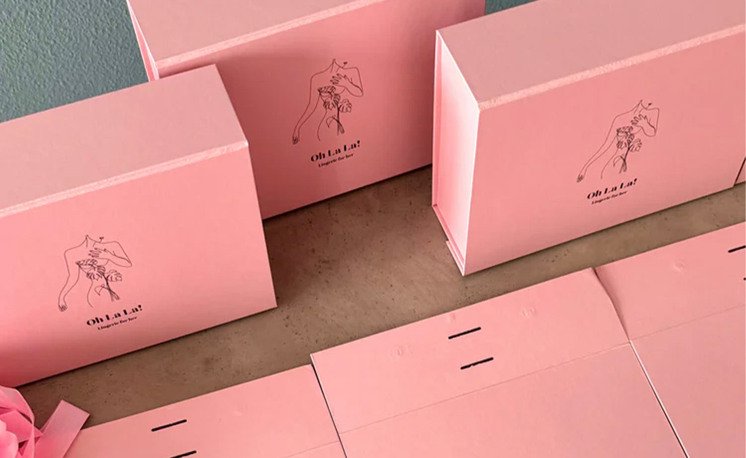 Warum Oh La La! Lingerie
Schenk Dir selbst etwas - mache Dir die Freude, dich wohler zu fühlen, entdecke Dich in deinem Körper neu!

Jeden Monat erhältst Du eine schöne Magnetbox mit wunderschönen Dessous

Das alles ohne feste Laufzeit, ohne extra Versandkosten.